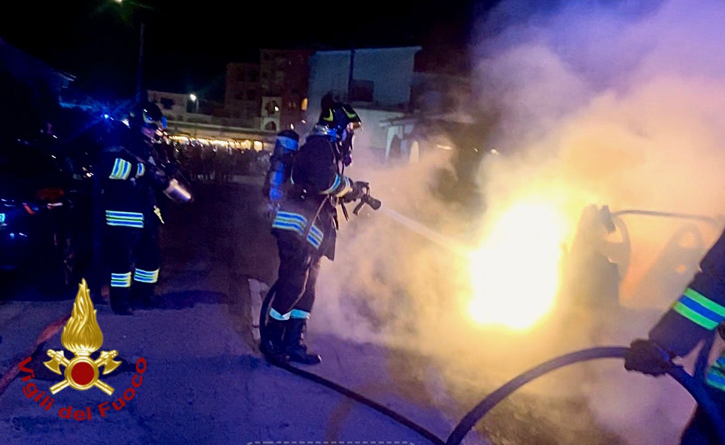 Auto In Fiamme Nella Notte A Olbia In Azione I Vigili Del Fuoco Di Olbia