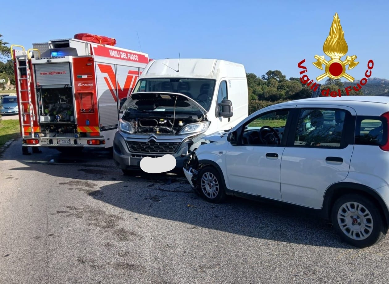 Scontro Frontale Tra Furgone E Auto All Ingresso Di Tempio Pausania