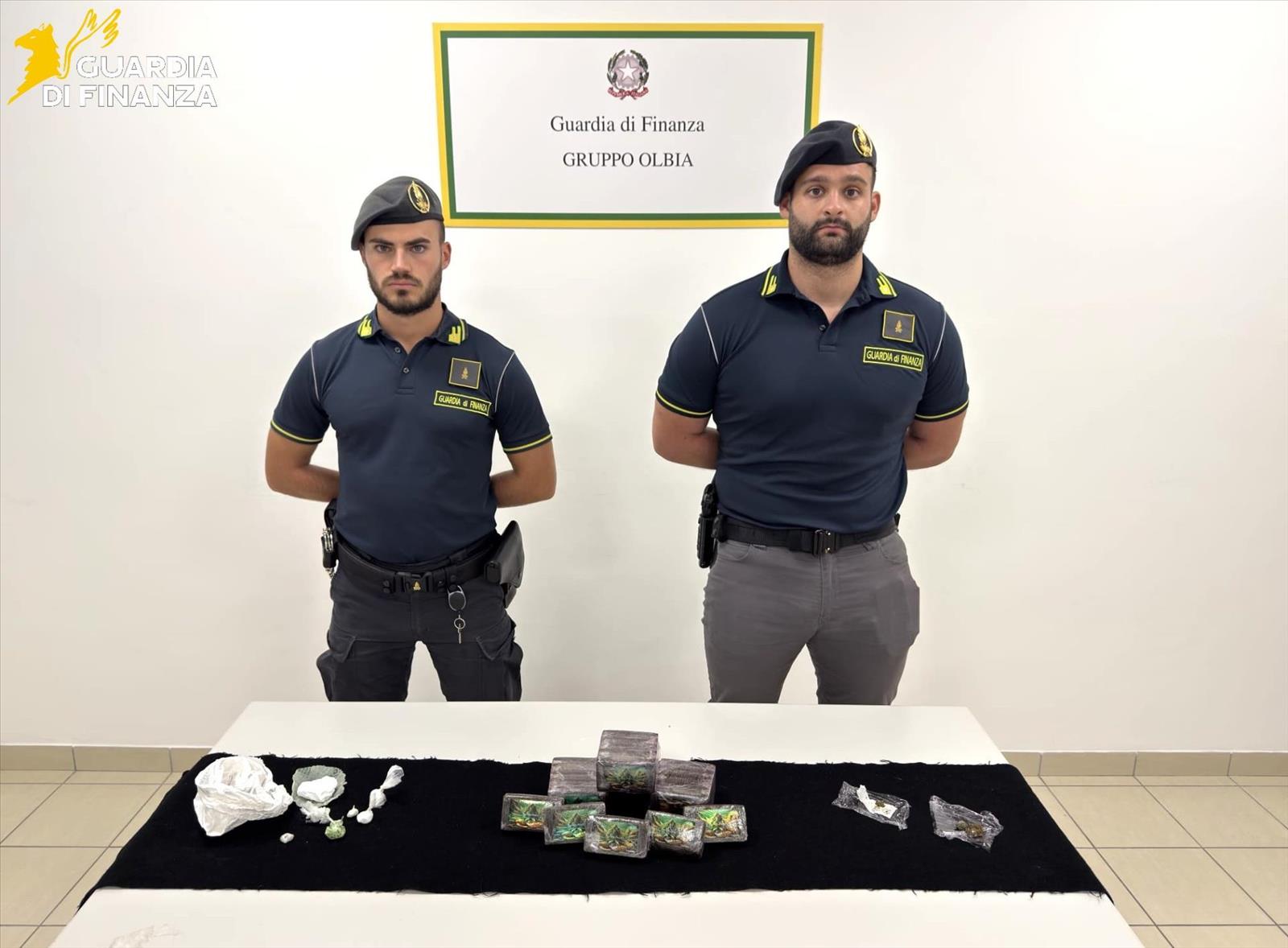 Finanzieri con il materiale sequestrato, fotografia Gdf Olbia della fonte